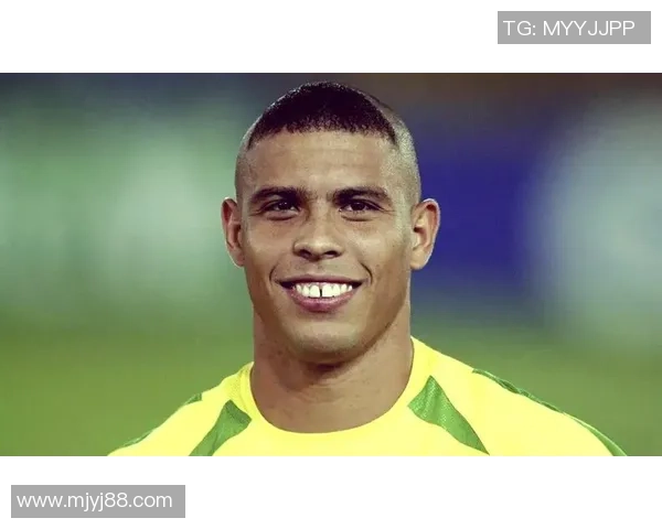 足球巨星们的灿烂笑容背后的故事与力量，揭秘他们赛场之外的动人一面